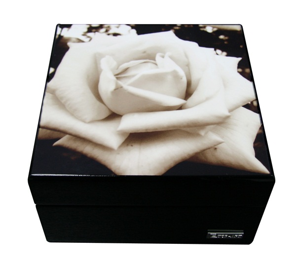 為迎接春季的到來，家具家飾精品上大量米白、粉紅、嫩